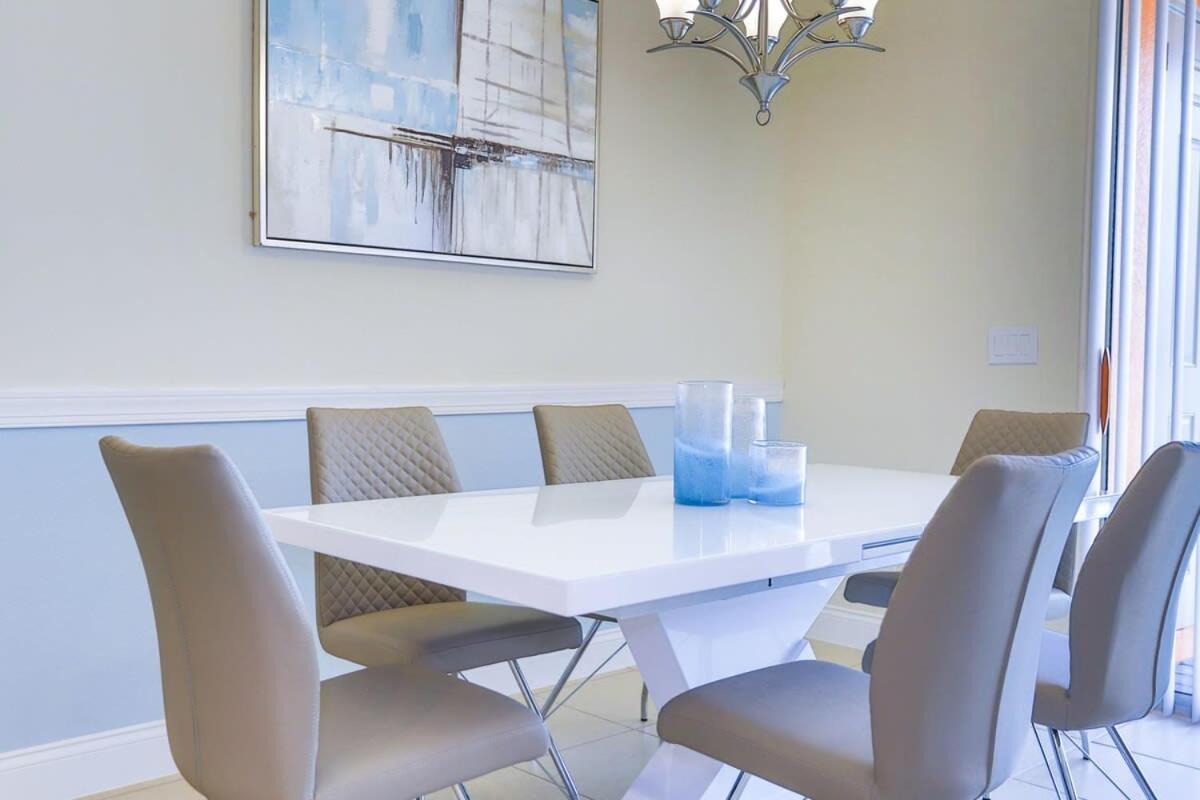 Сasa de vacaciones Splendid Four Bedroom W/ Pool @festival 154 Davenport